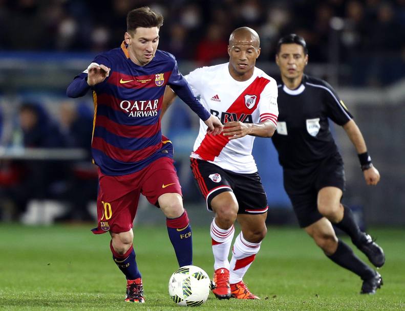 Messi e Carlos Sanchez (Epa)